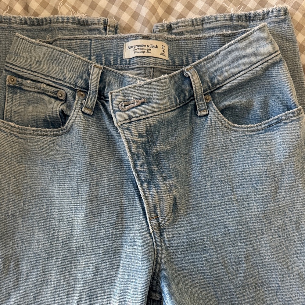 Abercrombie & Fitch Women’s Denim 90s straight Jeans in Light Blue. Size SHORT